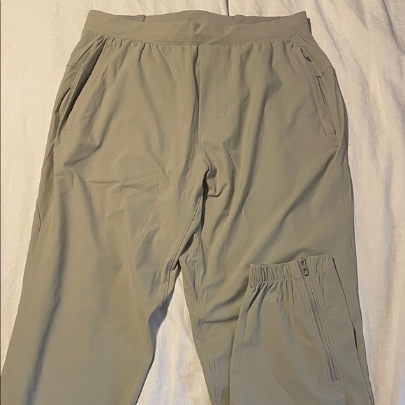 lululemon athletica Men's light khaki/grey Cargo Pants - Picture 1 of 3